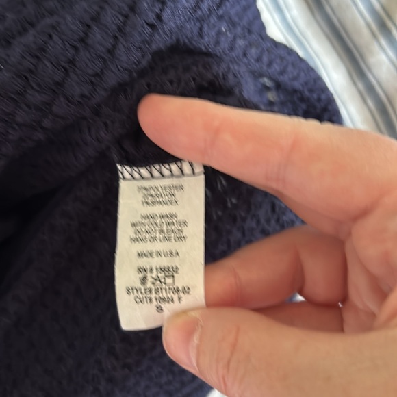 Bibi open work top with vneck and long sleeves. Button are fixed - Picture 9 of 11